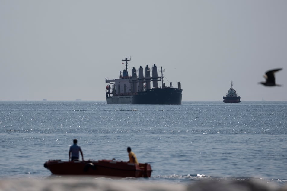 Eine russische Rakete trifft in internationalen Gewässern im Schwarzen Meer ein aus der Ukraine kommendes Frachtschiff. Das Nachbarland Rumänien macht Moskau schwere Vorwürfe.