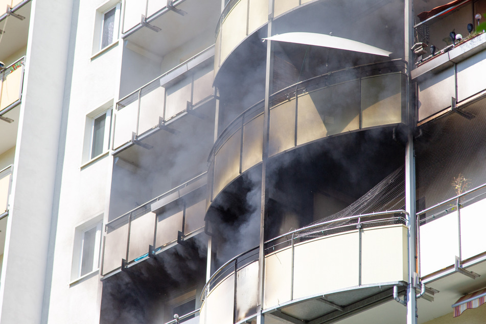 Der betroffene Balkon wurde von einer dicken, schwarzen Rauchwolke eingeschlossen.