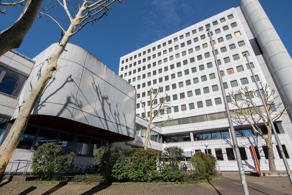 Vor dem Landgericht Siegen wirkte die Angeklagte am Montag entspannt, lachte mit ihrem Anwalt im Saal. (Archivbild)