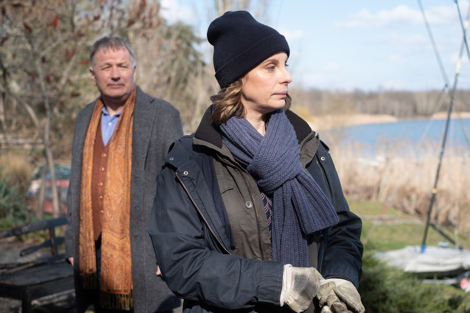 Folge 900: Roland (Thomas Rühmann, 65) und Katja (Julia Jäger, 50) haben Zoff. Der Grund: Katjas Tochter Emma hat mit Nils geschlafen, dem Freund von Rolands Tochter Lisa.