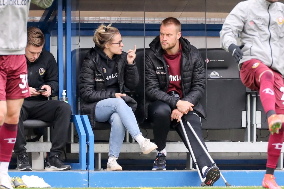 Die weibliche Sicht der Dinge kann auch bei Verletzungen helfen: Marie Jenhardt in Paderborn gegen Verl mit Dynamo-Kapitän Sebastian Mai (27).