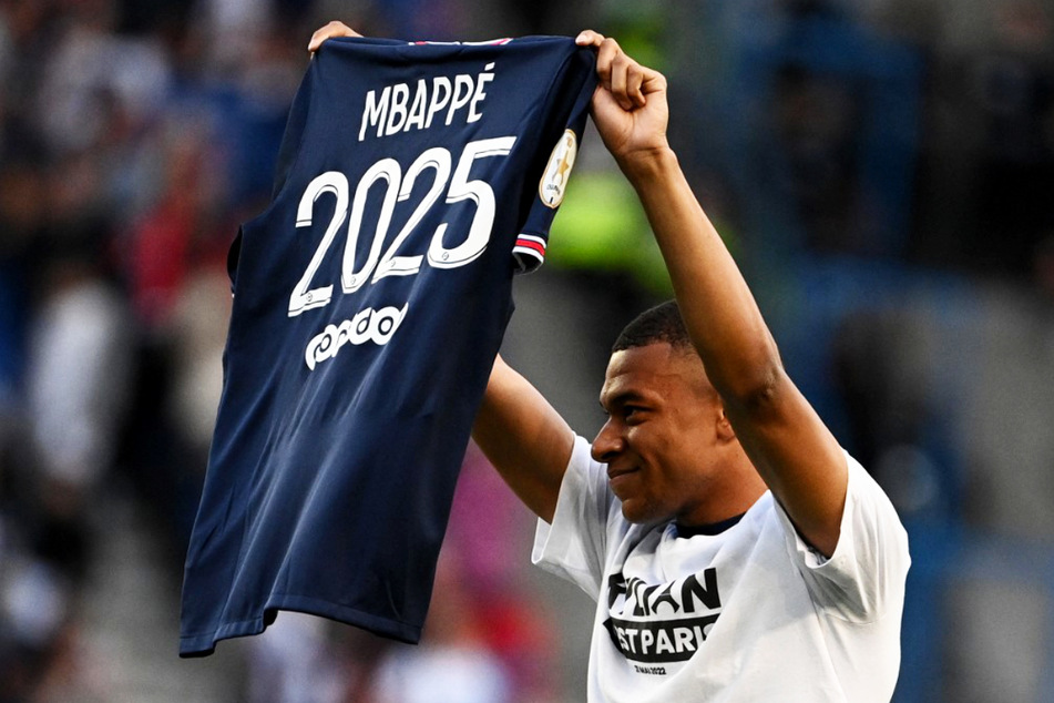 Kylian Mbappe (23) hat seinen auslaufenden Vertrag beim FC Paris Saint-Germain um drei Jahre verlängert und Real Madrid ebenfalls abgesagt.