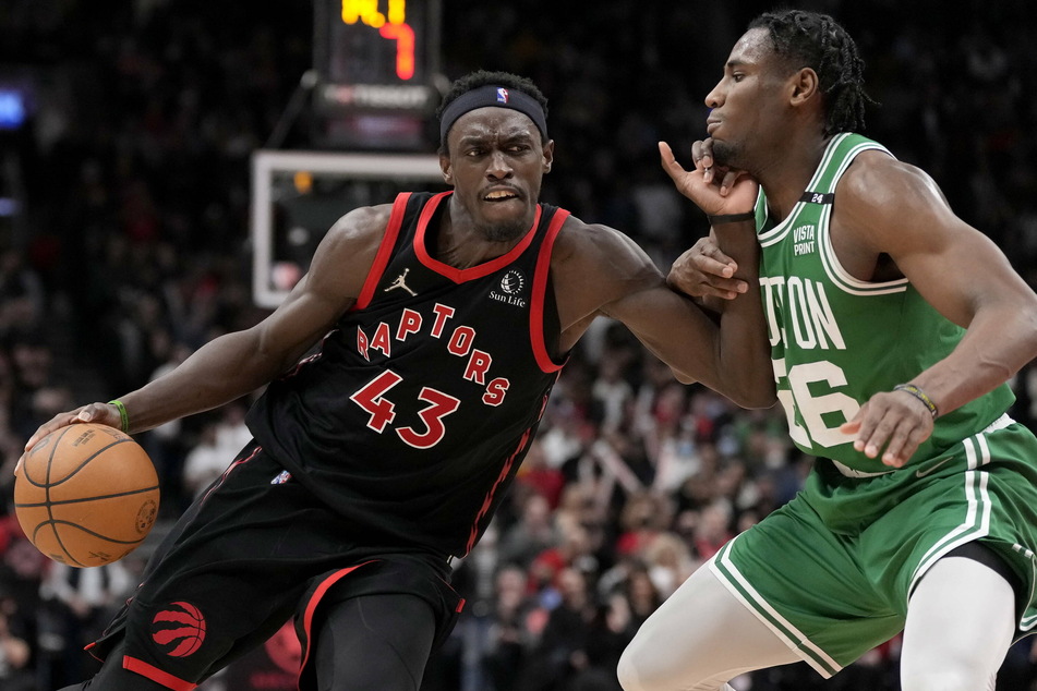 The Raptors' Pascal Siakam (l.) scored 40 points against the Celtics.