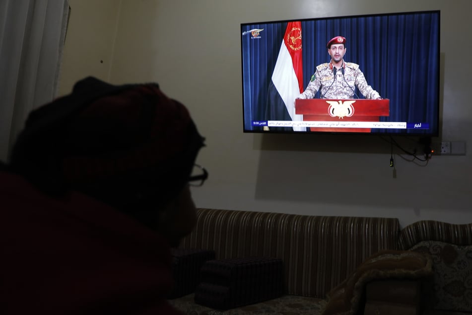 Eine Person verfolgt eine Fernsehansprache von Yahya Saree, Sprecher der Huthi-Rebellen. Die vom Iran unterstützten Huthi-Rebellen intensivieren ihre Angriffe auf Handelsschiffe im Roten Meer.