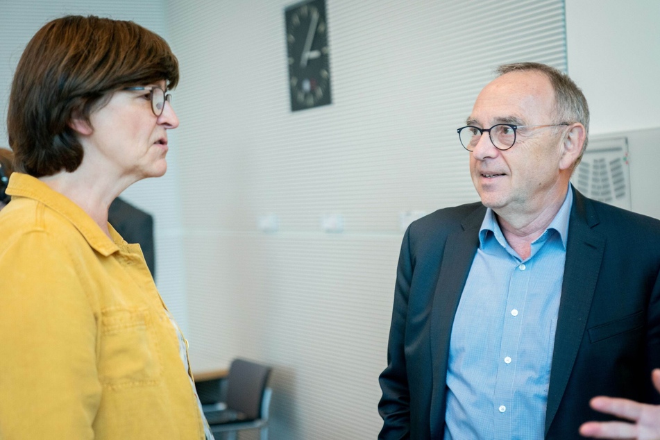 Norbert Walter-Borjans, Bundesvorsitzender der SPD, und Saskia Esken, Bundesvorsitzende der SPD, unterhalten sich zu Beginn der Sitzung der SPD-Bundestagsfraktion im Bundestag.