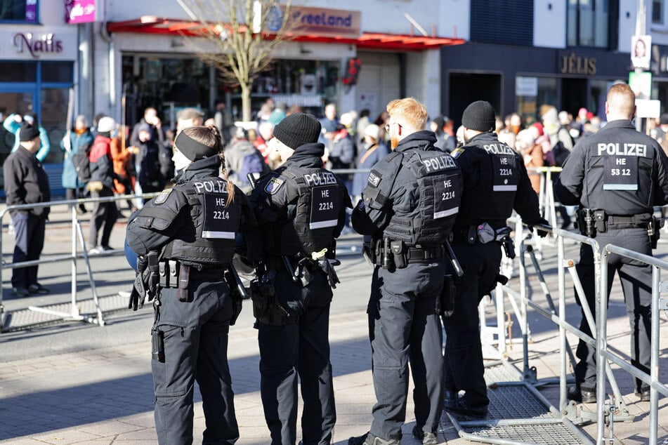 Die Polizei ist mit einem massiven Aufgebot vor Ort.