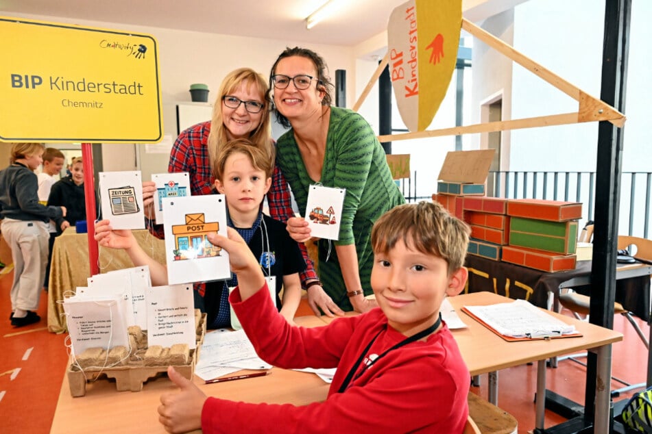 Kleine Stadt, großes Gewusel: Bei der Kinderstadt in der BIP-Kreativitätsschule freuen sich Kinder- und Jugendbeauftragte Dina Norberger (l.) und Mitarbeiterin Katrin Günther über das bunte Mitmach-Chaos (vorn Samuel/9).