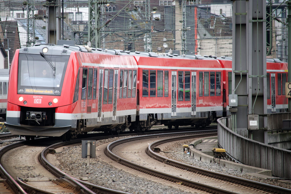 Die Deutsche Bahn nutzt die Osterferien für Bauarbeiten auf der Strecke zwischen Köln und Düsseldorf. (Symbolbild)