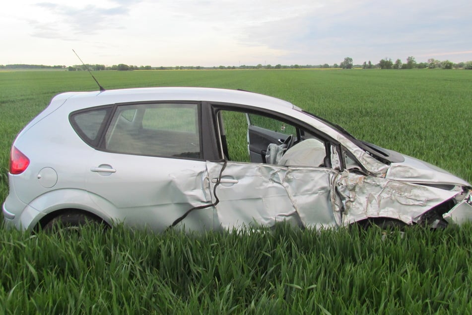 Wegen eines Schwindelanfalls krachte ein Autofahrer mit seinem Seat gegen einen Baum.