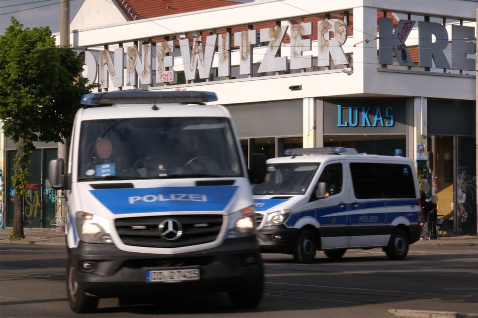Leipzig Connewitz: Unter dem Motto "Keine Schei*ße bauen": Demonstranten verletzen Polizisten
