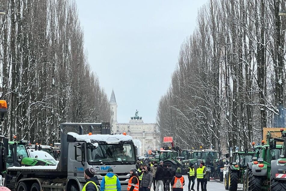 Von der Münchner Freiheit bis zum Odeonsplatz haben sich Traktoren aus dem Münchner Umland aufgreiht.