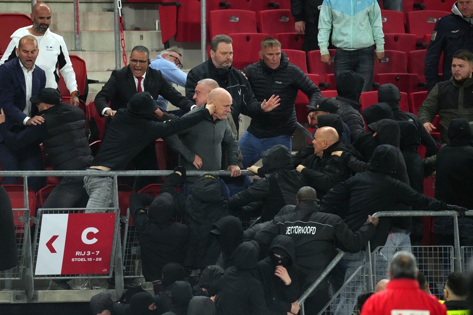 Schlimme Szenen in Alkmaar: Nach dem Halbfinal-Aus in der Conference League kannten Hooligans der Niederländer kein Halten mehr.