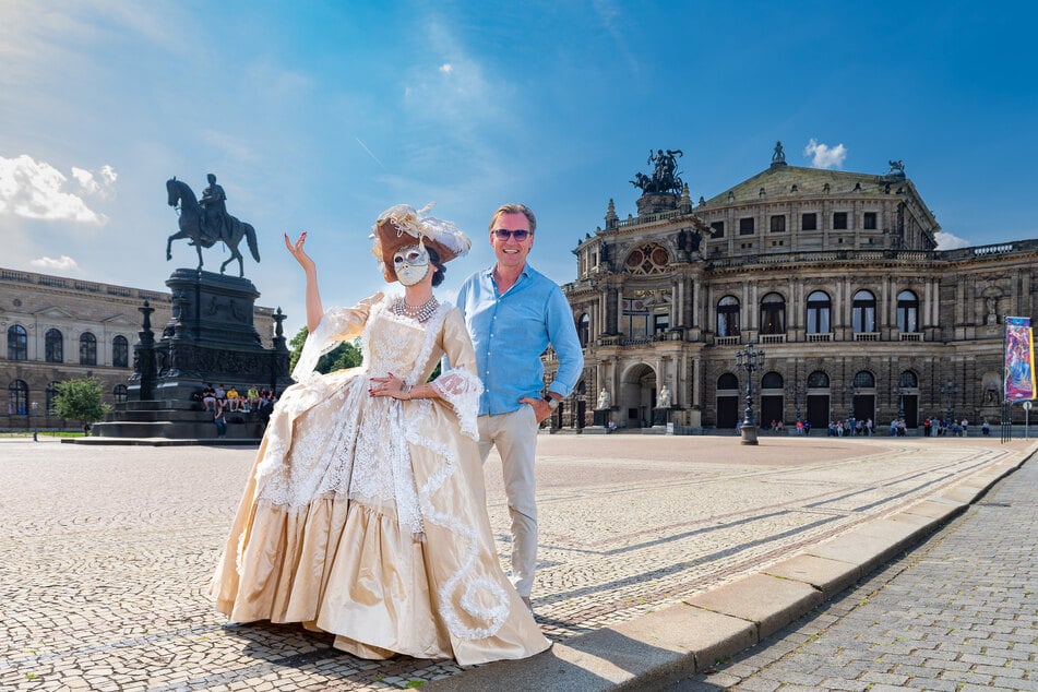 Veranstalter Mirco Meinel (53) ließ sich mit einer maskierten Schönheit vor der Oper fotografieren.
