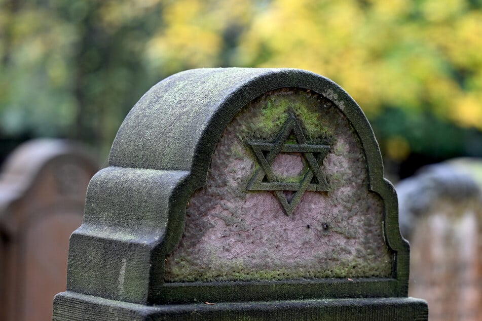 Auch auf dem jüdischen Friedhof wurden dutzende Gräber zerstört. (Symbolbild)