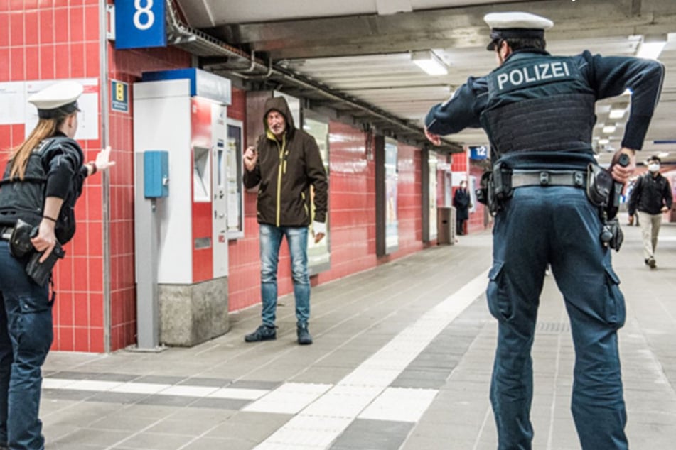 Ein bereits durch Gewaltdelikte bekannter Obdachloser musste von der Polizei durch Androhung von Schusswaffeneinsatz gestoppt werden. (Symbolbild)