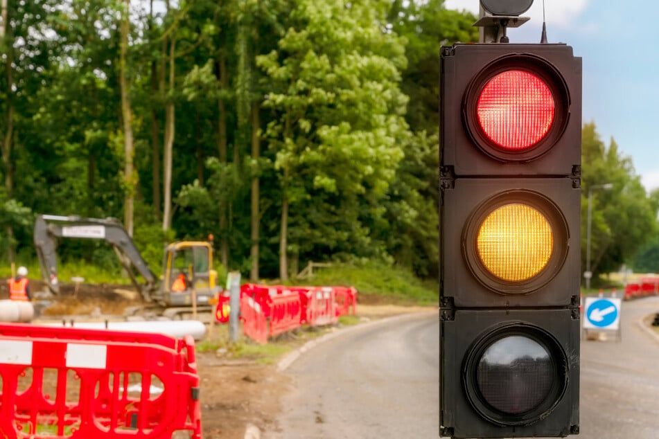 An einer Baustellenampel hatte ein Autofahrer das 13-jährige Mädchen übersehen. (Symbolbild)