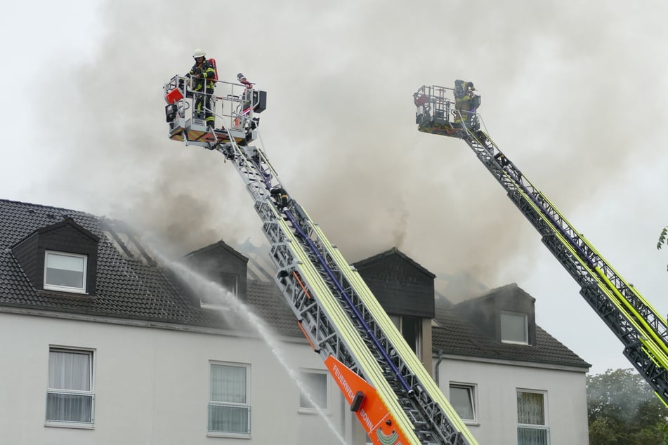 Teile des Mehrfamilienhauses, darunter einige Wohnungen, standen in Vollbrand.