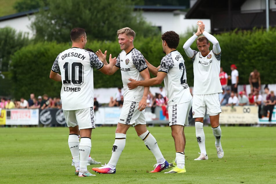 Jonas Sterner (2.v.l.) freut sich mit den Kollegen um Jakob Lemmer (l.) über seine sehenswerte Bude.