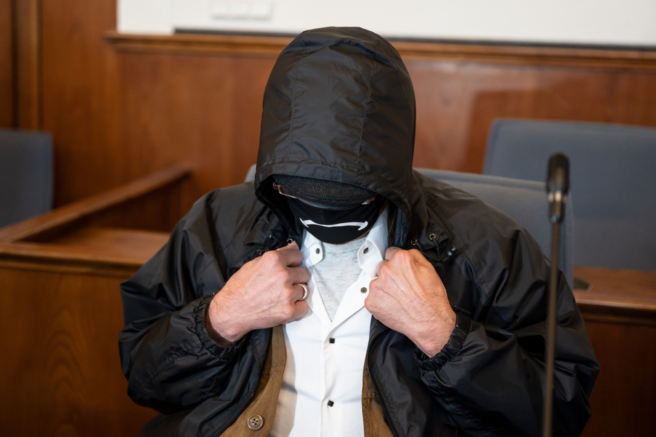 Während des Gerichtsprozesses hatte Ralf Hörstemeier (56) sein Gesicht hinter einer Maske und Kapuze versteckt. Nun sucht die Polizei mit Fotos nach ihm. (Archivfoto)