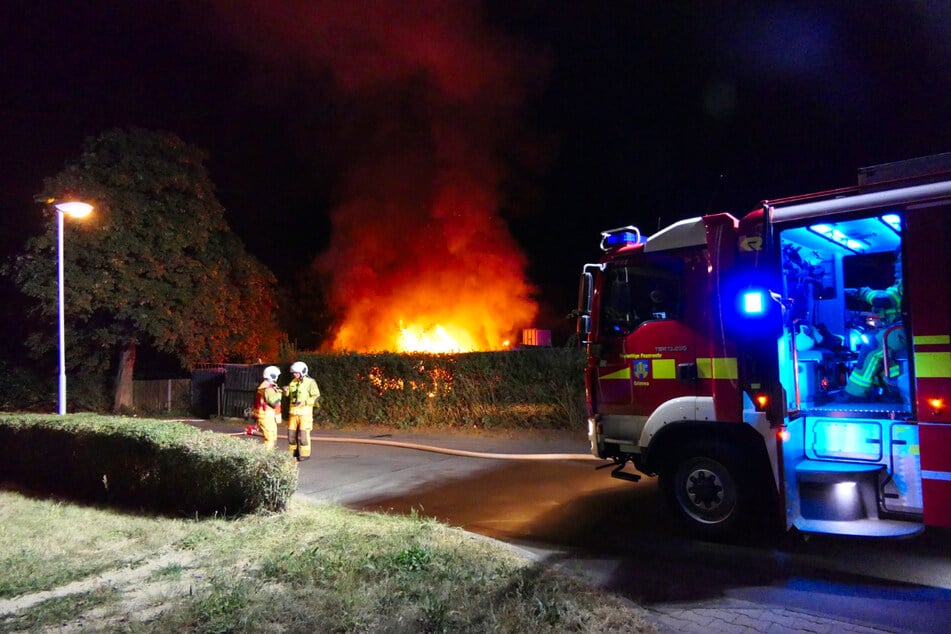 Die Flammen loderten über der Gartenanlage in Grimma.