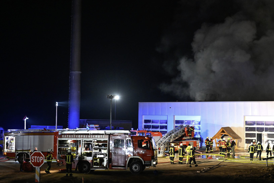 Mit insgesamt 13 Fahrzeugen eilte die Feuerwehr zum Brandort.