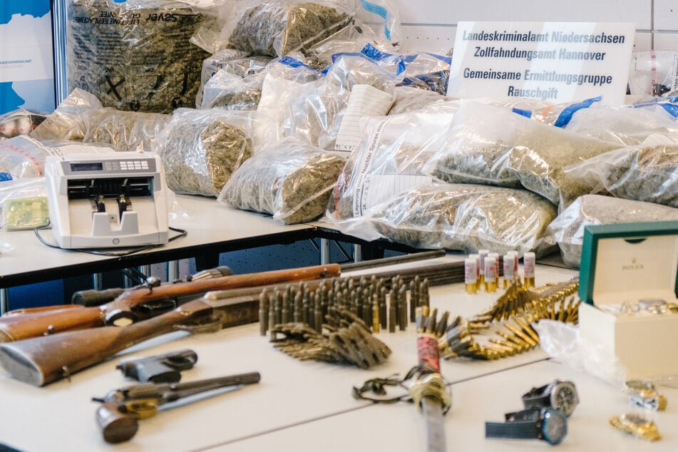 Bandenbeute: Rauschgift, Waffen und Schmuck liegen auf einem Tisch im Landeskriminalamt Niedersachsen.