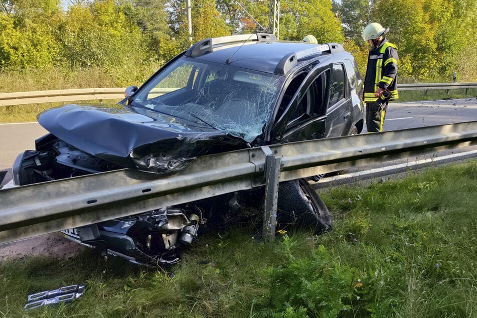 Der Dacia krachte gegen die Leitplanke.