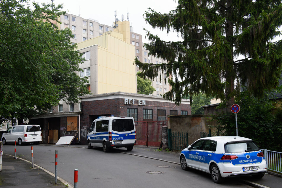 Einsatzfahrzeuge der Polizei stehen vor einem Wohngebäude in Göttingen. Die Stadtverwaltung hat einen ganzen Wohnkomplex an der Groner Landstraße in Quarantäne gestellt.