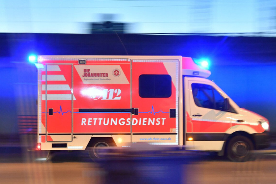 Der schwer verletzte 75-jährige Radler musste in ein Krankenhaus gebracht werden. (Symbolbild)
