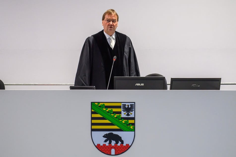 Richter Dirk Sternberg konfrontiert eine Zeugin mit ungenauen Aussagen.