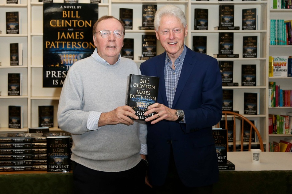 Author James Patterson (l.) and former President Bill Clinton attend the book signing of The President is Missing (archive image).