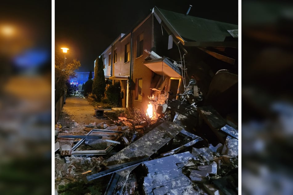 Ein Mann soll sich unter den Trümmern befinden.