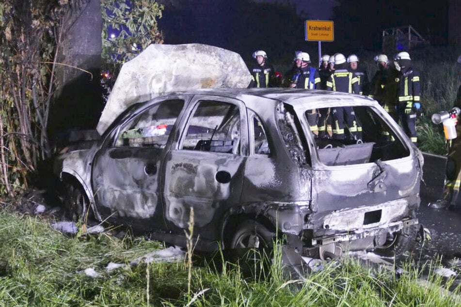 Rätselhafter Unfall: Auto ohne Fahrer kracht gegen Baum und fängt Feuer