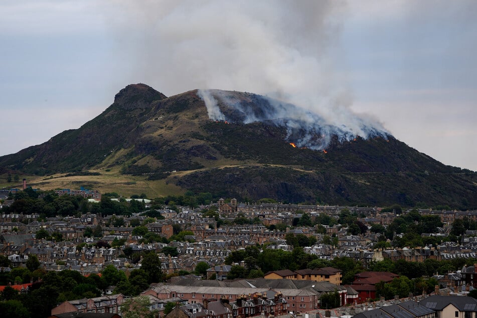 Auf dem berühmten Arthur's Seat in Schottland brach am Sonntagnachmittag ein Feuer aus.