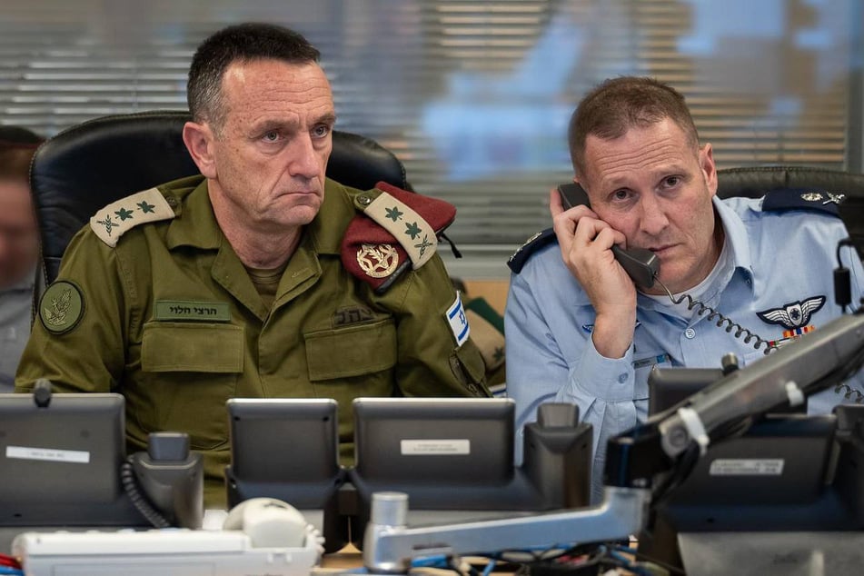 Generalstabschef Herzi Halevi (56, l) zusammen mit dem Kommandanten der israelischen Luftwaffe, Generalmajor Tomer Bar (r).