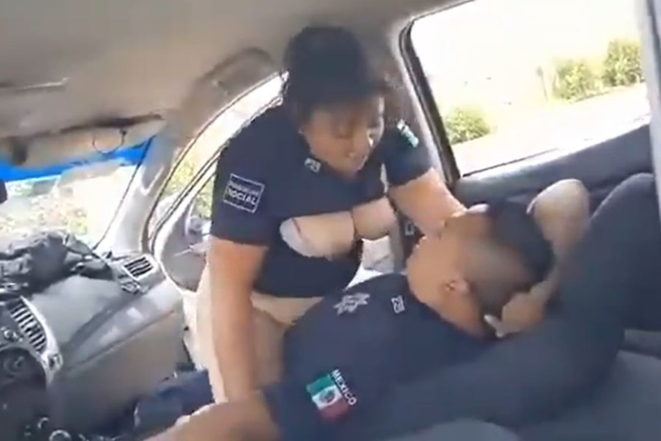 Diese beiden Polizisten trieben es wild in ihrem Dienstwagen.