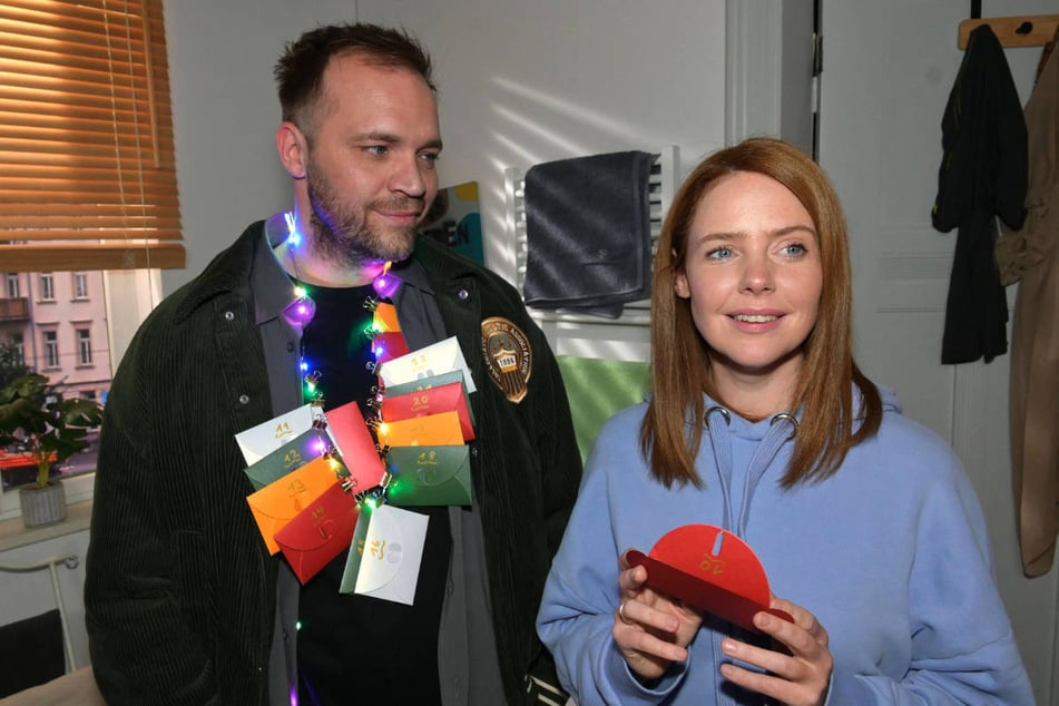 Erik macht gute Miene zum bösen Spiel und überrascht Toni als lebender Adventskalender.