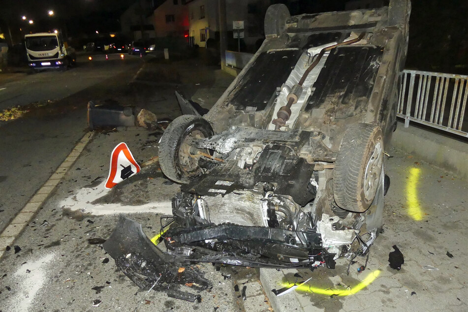 Betrunkene Frau baut heftigen Unfall, danach geht sie auf Polizisten los