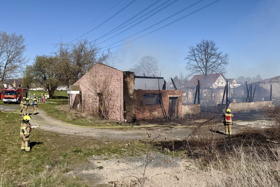 Details zur Brandursache sind bislang nicht bekannt.