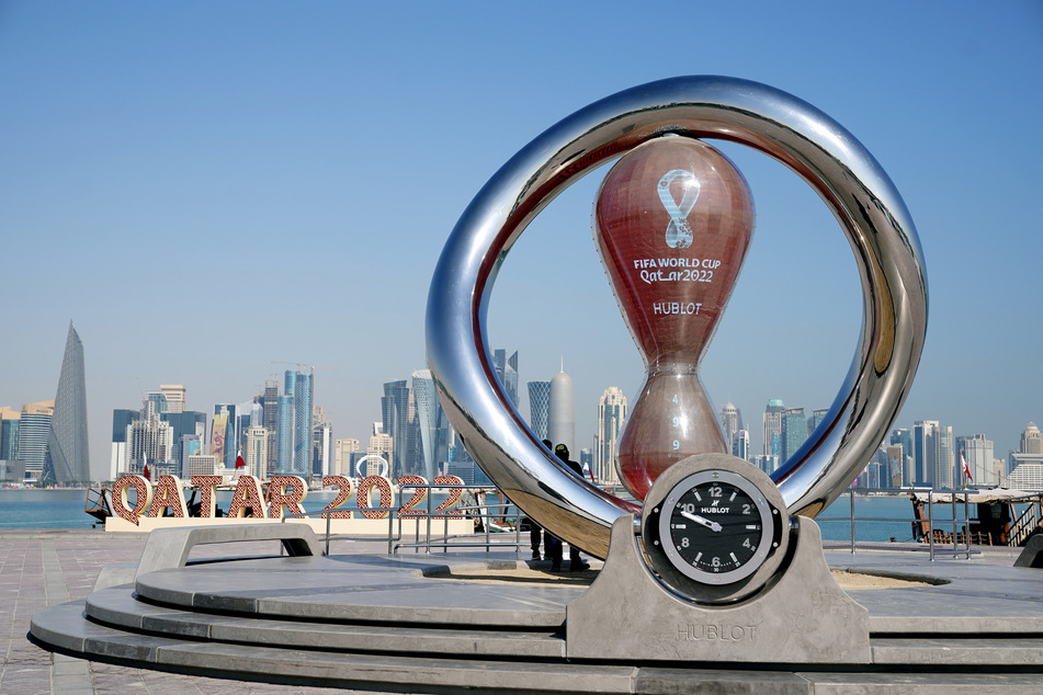 Die Countdown-Uhr für die FIFA Fussball-Weltmeisterschaft 2022 in Katar läuft. Doch nicht alle freuen sich auf das Event - oder den Gastgeber.