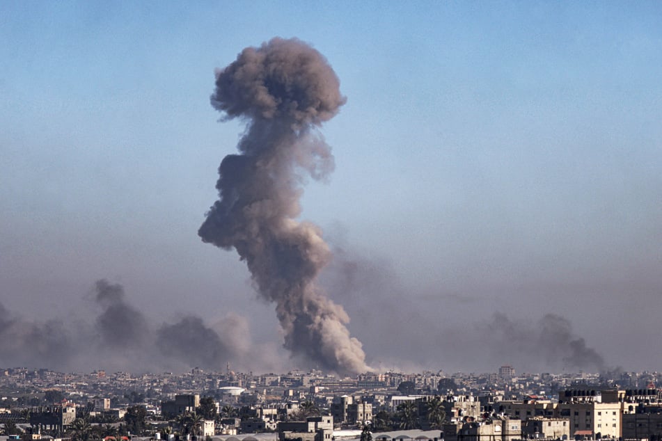Fast gleichzeitig zur Geiselbefreiung startete die israelische Armee Luftangriffe über Rafah.