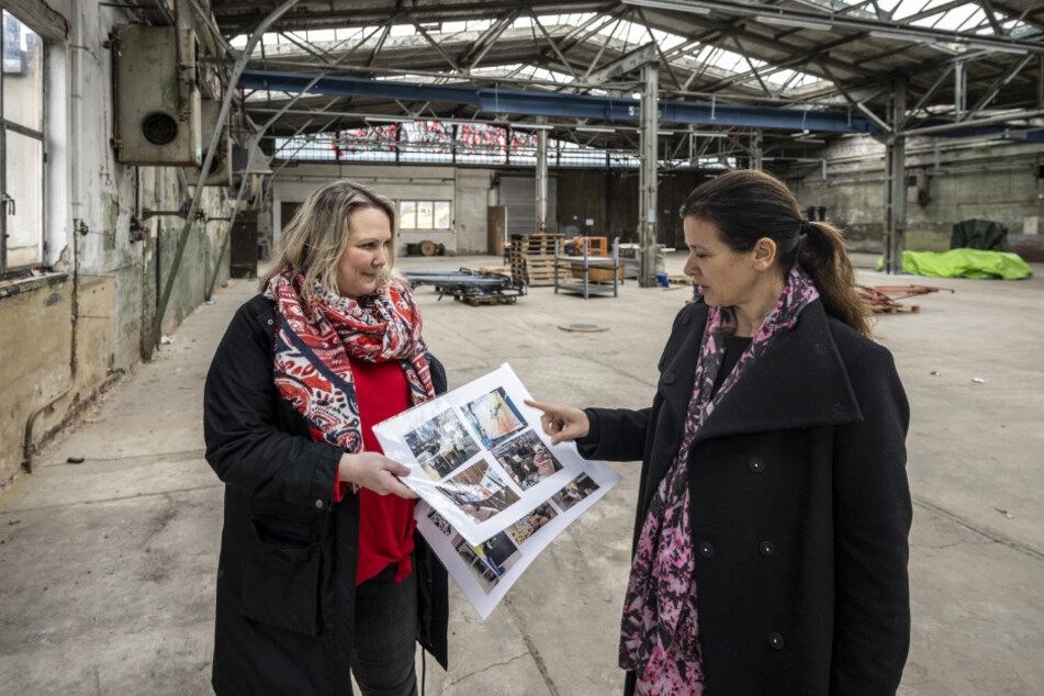 Die Arbeit am Garagen-Campus läuft: Tina Winkler (34, Projektkoordinatorin, l.) und Jana Strohbach (48, Stabsstelle Kulturhauptstadt) mit den Plänen.