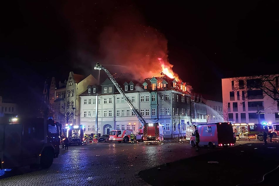 In der Nähe des Erfurter Domplatzes haben in der Nacht mehrere historische Gebäude gebrannt.