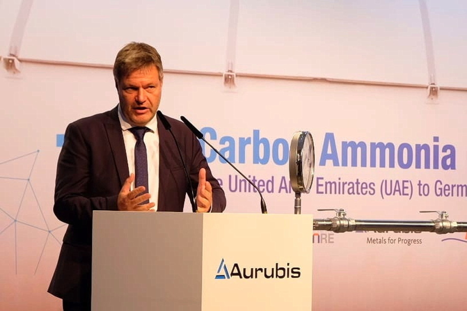 Bundeswirtschaftsminister Robert Habeck (53, Grüne) nahm die erste Wasserstoff-Lieferung in Empfang.