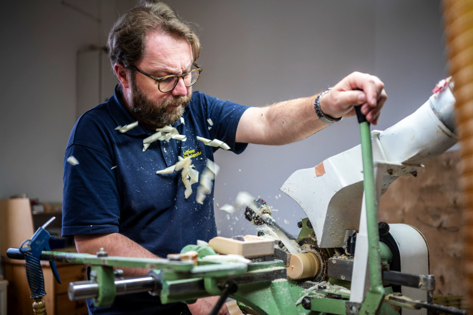 Drechslermeister Sven Reichl (49) arbeitet seit mehr als 20 Jahren mit Holz, aus dem er beispielsweise Räuchermännchen fertigt.