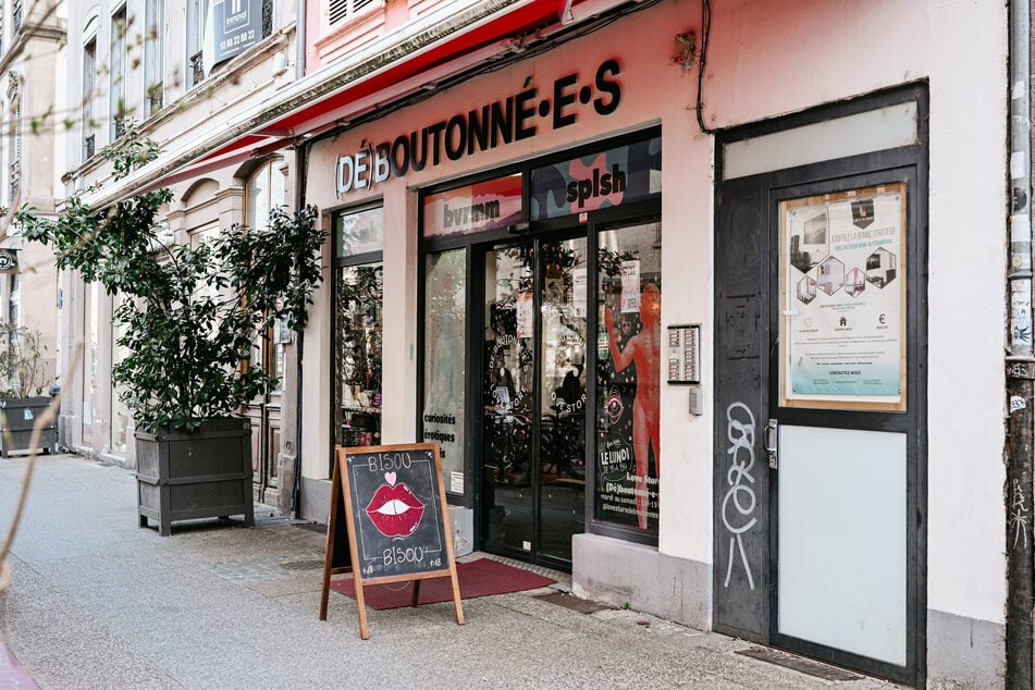 The "(Dé)boutonné-e-s" boutique claims to be the first store to offer used sex toys.