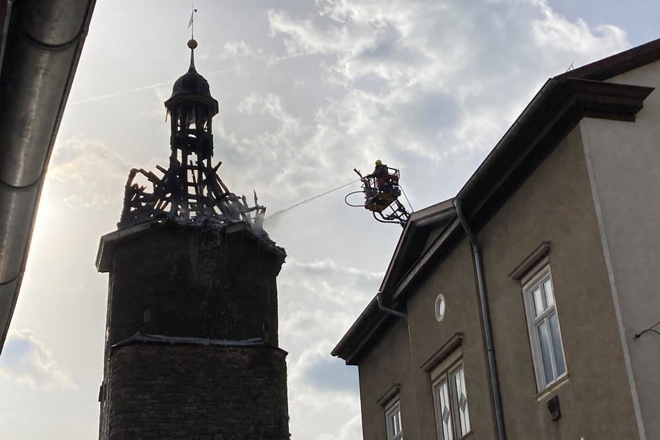 Vermutlich war der Zeugenaussage eines Polizeiermittlers nach zunächst Efeu am Turm angezündet worden, sodass Flammen den Turm hoch zündelten. (Archivbild)