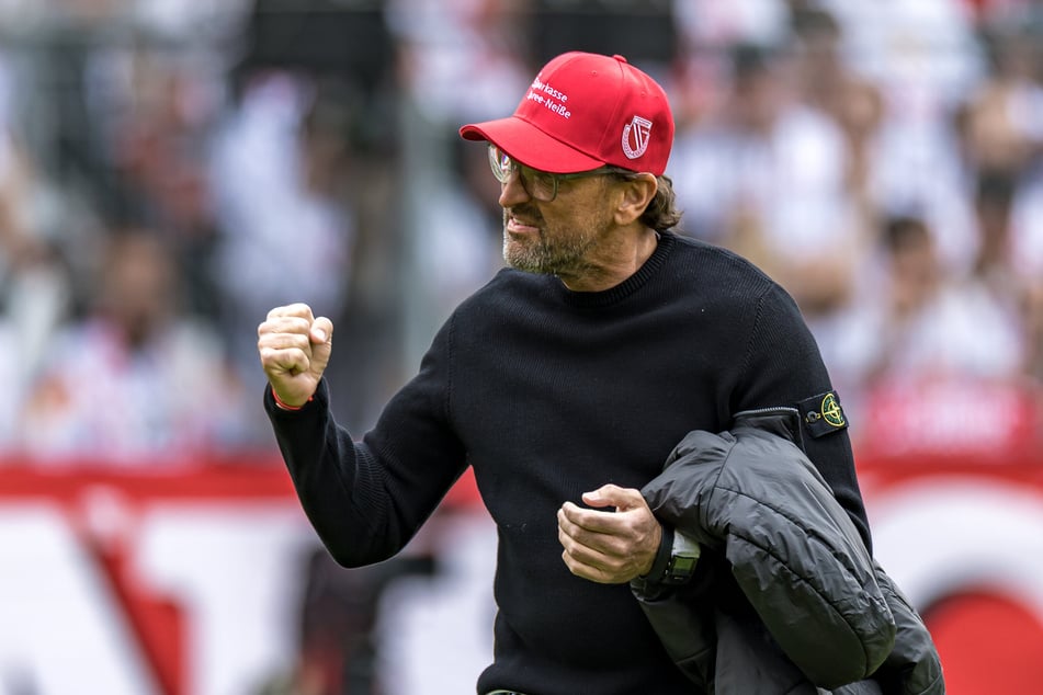 Cottbus-Trainer Pele Wollitz (60) ballt die Faust. Sein Team ist nur noch einen Schritt von der 2. Liga entfernt