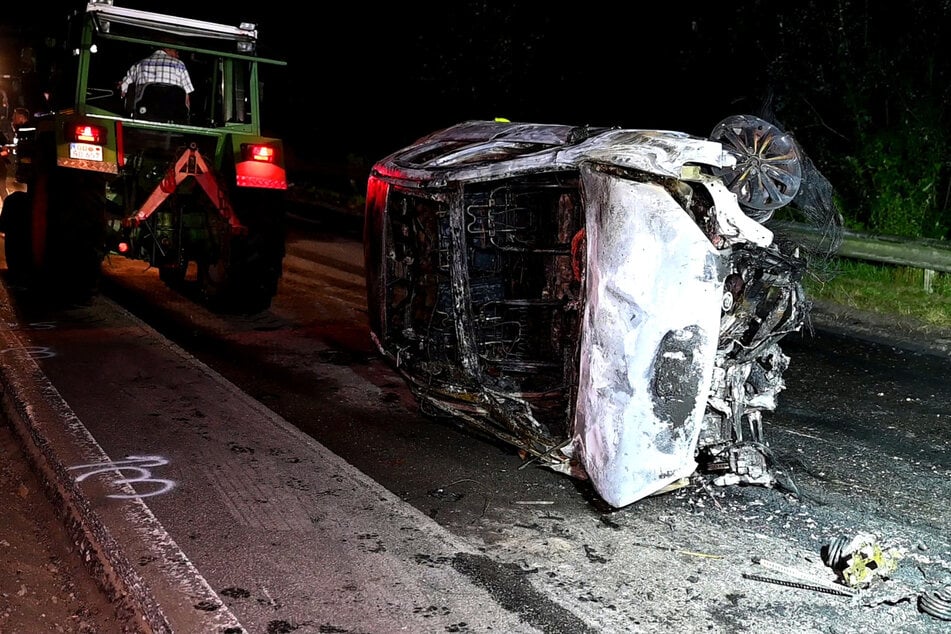 Der Nissan ging nach der Kollision mit der Asphaltfräse in Flammen auf und brannte anschließend vollständig aus.