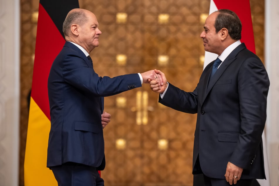 Bundeskanzler Olaf Scholz (65, SPD, l.) trifft Ägyptens Staatschef Abdel Fattah al-Sisi (68, r.) während seines Besuchs in Kario.